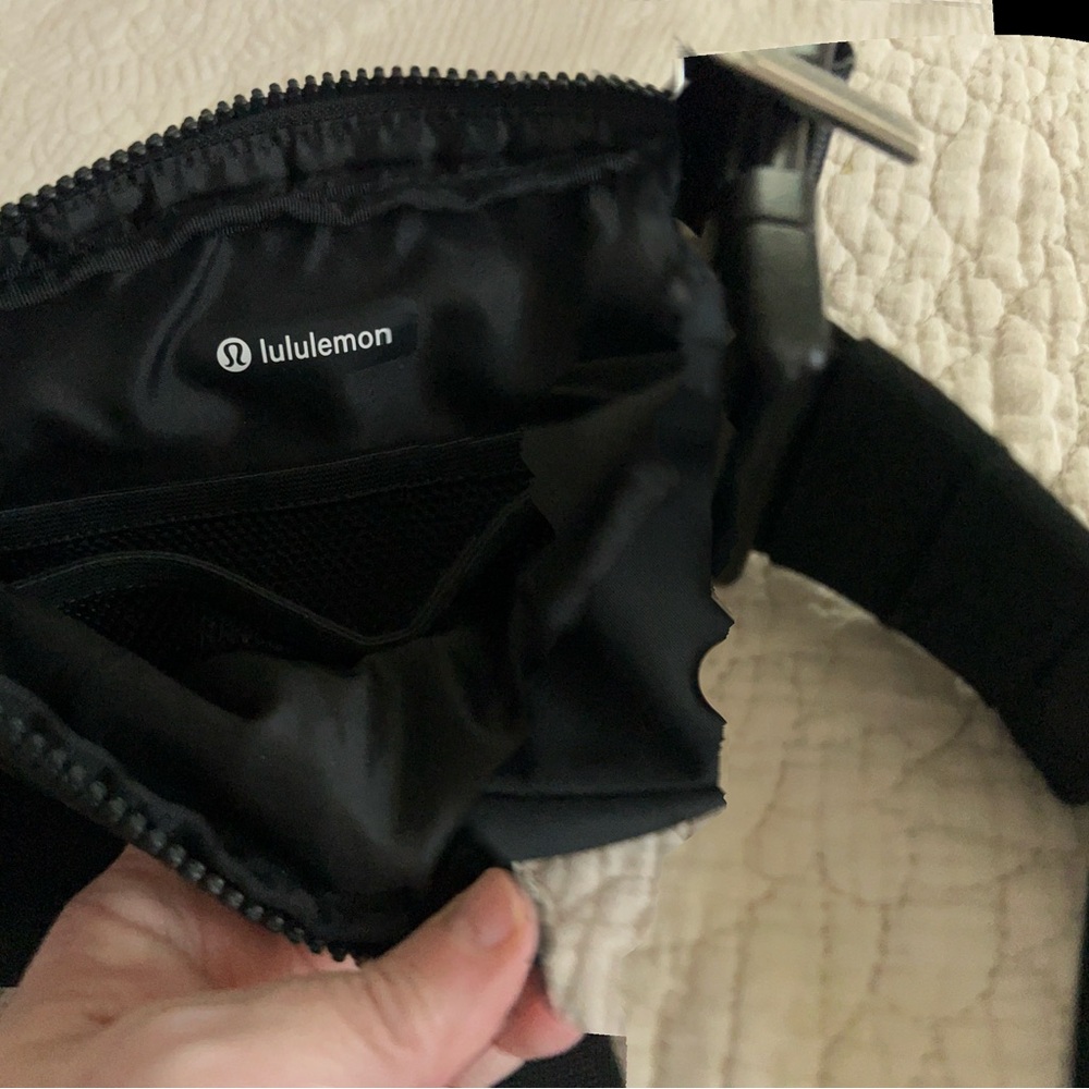 lululemon athletica Black Crossbody 2L Bag - Picture 5 of 7